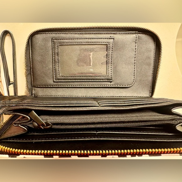 EUC Betsey Johnson Heart Leopard Print Wristlet - Picture 8 of 8